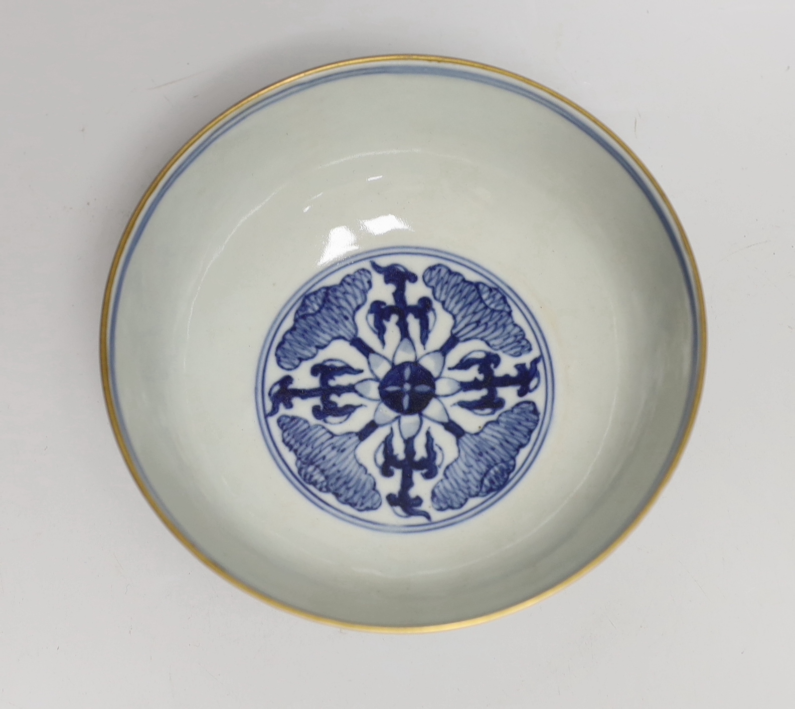 A Chinese enamelled porcelain bowl, 15cm diameter